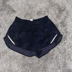 Lululemon Camo Hotty hot shorts size 4!!!!